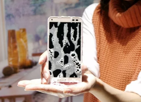 Arrivo lo smartphone che si lava con acqua e detersivo