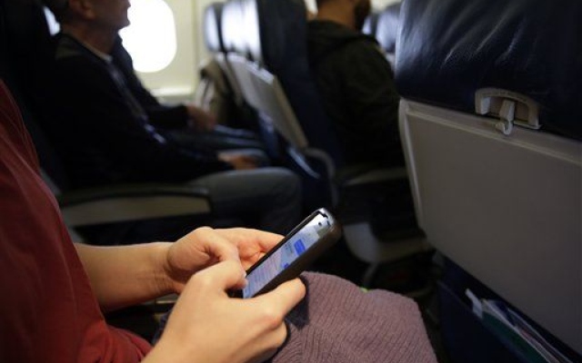 Da oggi è vietato parlare al cellulare sui voli americani: ecco il motivo