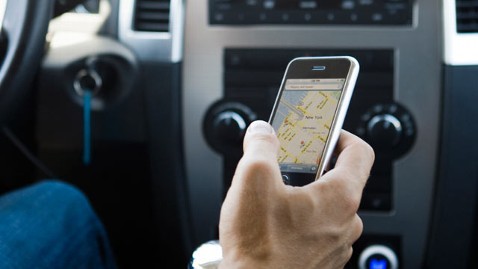 Usi il cellulare mentre guidi? Rischi sospensione della patente