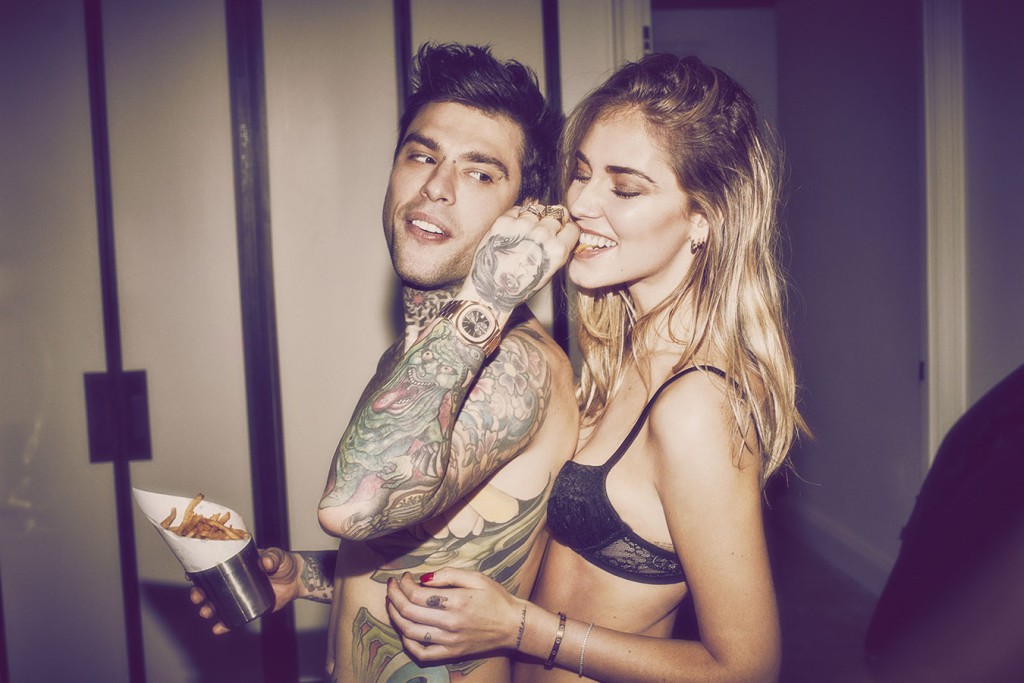 Fedez, imbarazzo in volo: entra in bagno e trova una sorpresa