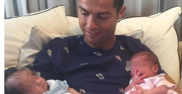 Cristiano Ronaldo padre bis presenta i gemellini [FOTO]