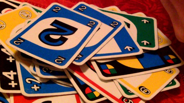 Ecco come si gioca davvero ad Uno, tutti sbagliano sempre queste regole
