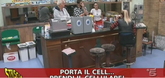 Grande Fratello Vip, in casa c’è un cellulare, la denuncia di Striscia