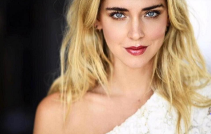 Chiara Ferragni incidente sexy, la gonna si alza troppo e mostra tutto