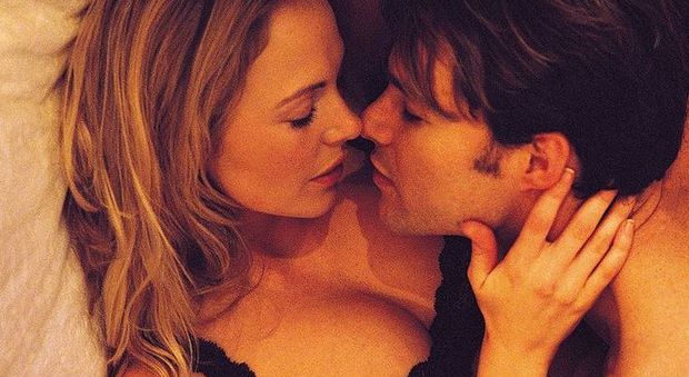 Sesso, le frasi che le donne amano sentirsi dire sotto le lenzuola