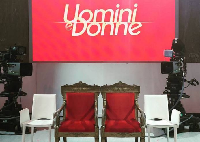 Uomini e Donne, scandalo, il corteggiatore ruba un portafoglio