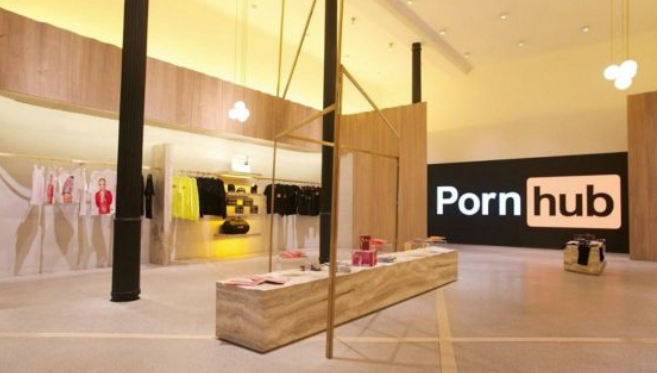 Pornhub negozio, apre a Milano il primo hard store