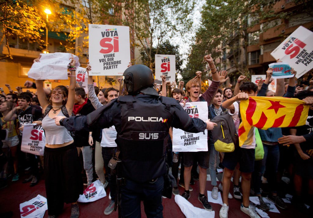 Puigdemont arrestato: indipendentisti in piazza a Barcellona