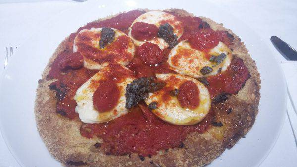 Carlo Cracco propone una nuova pizza Margherita: è tempesta sui social